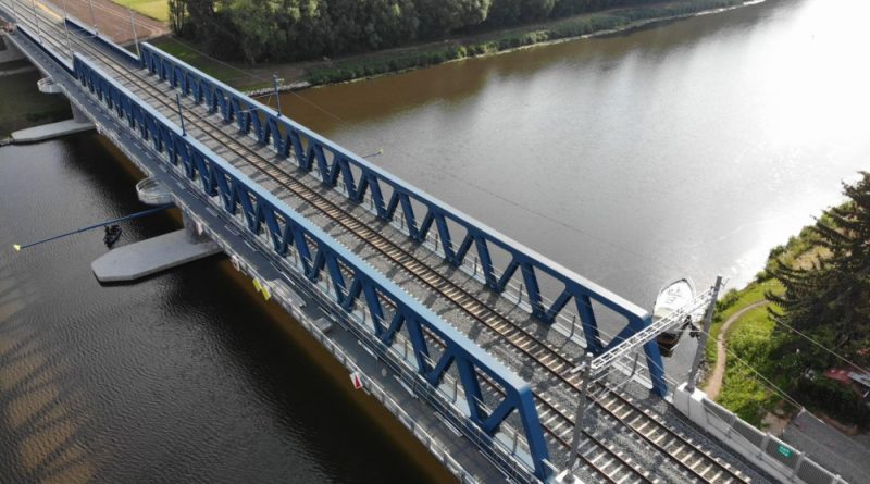 Most s lávkou v Čelákovicích