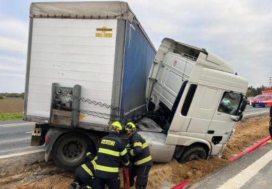 Kamionu na dálnici D10 se zablokovala kola a havaroval