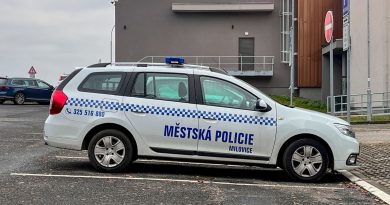Žena s mobilem v ruce pobíhala mezi auty a natáčela řidiče