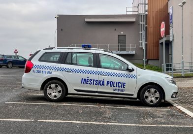 Žena s mobilem v ruce pobíhala mezi auty a natáčela řidiče