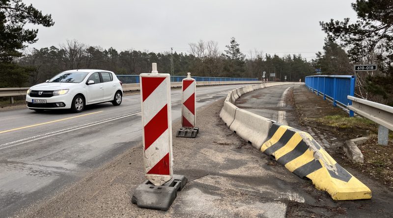 Zúžený most přes D10 ve Staré Boleslavi čeká demolice