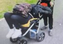 Z hromady oblečení se v Čelákovicích vyklubala dvojice. Ženu odvezli na kočárku 
