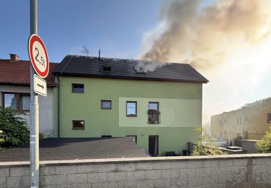 V Kostelci nad Labem hořel dům. Evakuováno bylo několik lidí