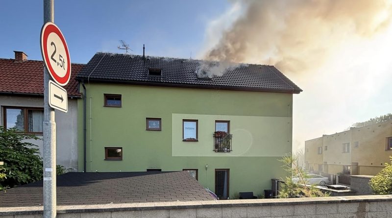 V Kostelci nad Labem hořel dům. Evakuováno bylo několik lidí