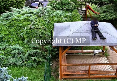 Dítě lezlo v Neratovicích na střechu, na místo vyjela městská policie