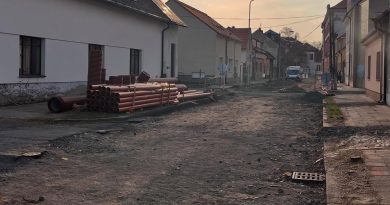 V ulici Komenského se rýsují nové chodníky. Řidiče čekají další omezení