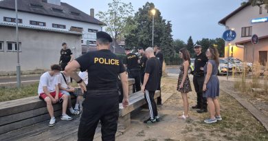 Policie udělala zátah na teenagery pijící alkohol. Kontrolovala i parkovací dům