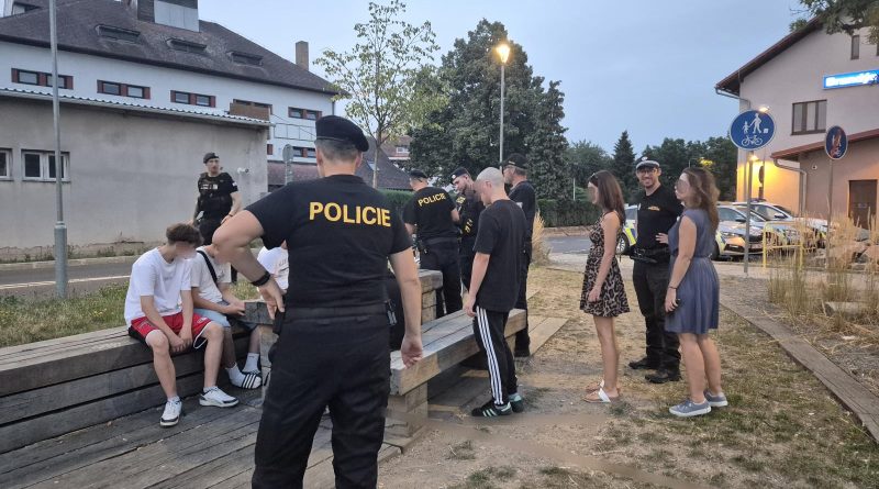 Policie udělala zátah na teenagery pijící alkohol. Kontrolovala i parkovací dům