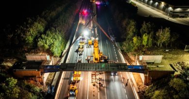Fotogalerie: Noční usazování nosníků na D11. Práce zdržel déšť a nehoda