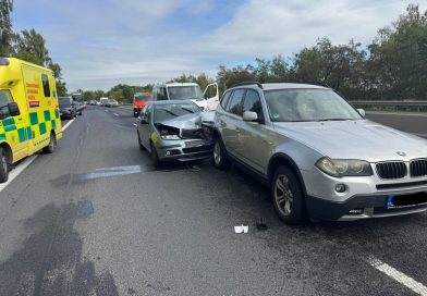 Na dálnici D10 se srazila tři auta. Řidičce utekl kocour 