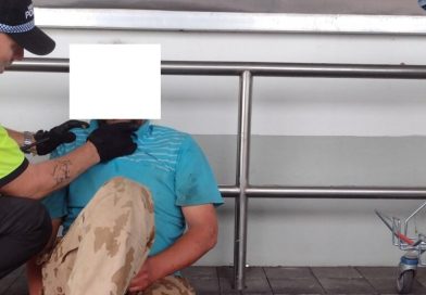 Muž v Brandýse nad Labem pil alkohol v prodejně. Pak usnul mezi vozíky