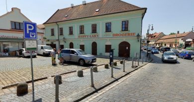 Senioři mají problémy s parkovacími automaty. Fajtova drogerie si domluvila toleranci parkování bez lístku Senioři mají problémy s parkovacími automaty. Fajtova drogerie si domluvila toleranci parkování bez lístku