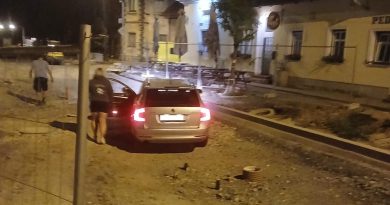 Řidič uvízl v rozkopané Komenského ulici. Jel pomocí navigace Řidič uvízl v rozkopané Komenského ulici. Jel pomocí navigace