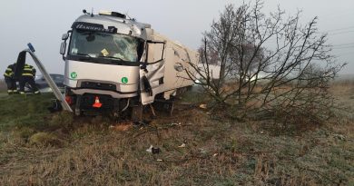 Kamion sjel u Záp do příkopu, zasahovali hasiči ze Staré Boleslavi Kamion sjel u Záp do příkopu, zasahovali hasiči ze Staré Boleslavi