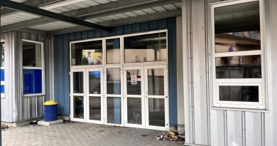 V zimním stadionu v Neratovicích unikl čpavek. Hasiči evakuovali fotbalové hřiště