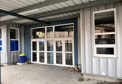 V zimním stadionu v Neratovicích unikl čpavek. Hasiči evakuovali fotbalové hřiště