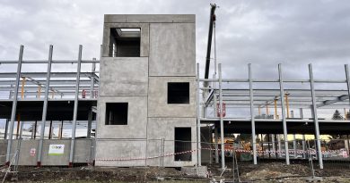 Neratovice otevřou parkovací dům. Kde budou parkovací zóny? ptá se opozice s peticí v ruce