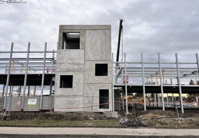 Neratovice otevřou parkovací dům. Kde budou parkovací zóny? ptá se opozice s peticí v ruce