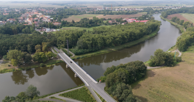 Na mostě v Kostelci nad Labem se bude jezdit na semafor
