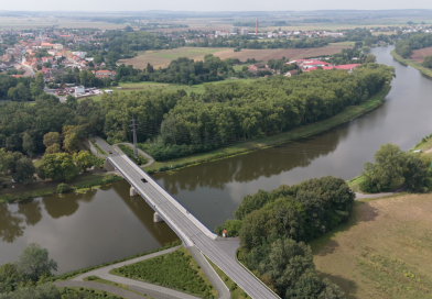 Na mostě v Kostelci nad Labem se bude jezdit na semafor