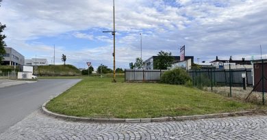 Dvojí metr radnice? Firma zastupitele získala pozemek pro parkování za necelé 3 Kč, občané platí přes 110 Kč