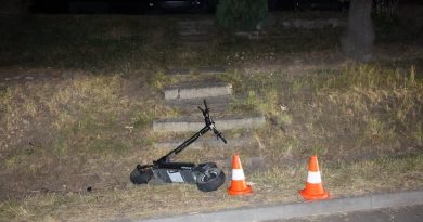 Jízda po poli, hřišti i silnicích. Jirny řeší skupinu mladých na elektrokoloběžkách a motorkách