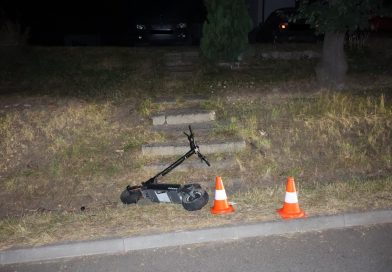 Jízda po poli, hřišti i silnicích. Jirny řeší skupinu mladých na elektrokoloběžkách a motorkách