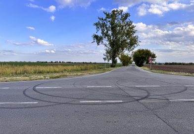 Pískání gum, řev motoru, lidé si stěžují na driftování. Politici chtějí víc policistů a kamery