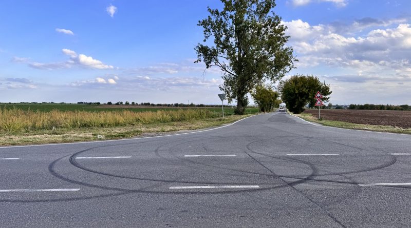 Pískání gum, řev motoru, lidé si stěžují na driftování. Politici chtějí víc policistů a kamery