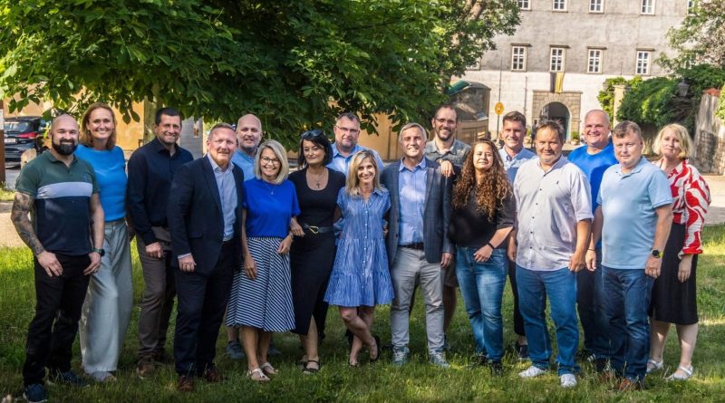 Obhájí Naše dvojměstí vítězství? Slibuje kulturní dům nebo padací lávku