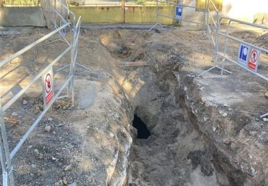 V Kostelci našli při rekonstrukci náměstí 123 let starý dopis. Pisatel si přál občany v blahobytu
