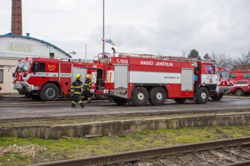 U požáru zasahovalo přes 100 hasičů