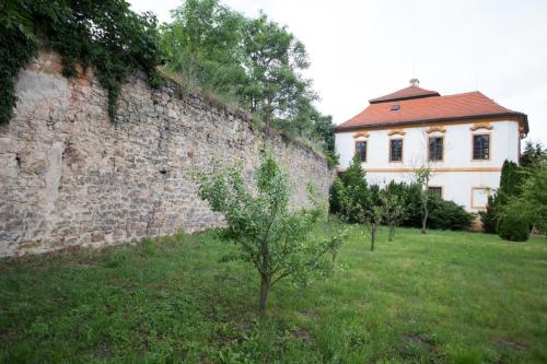 Děkanská zahrada s hradbami